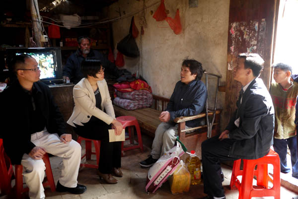 2013-1-28 副市长黄力奔走访慰问马冈镇贫困残疾人