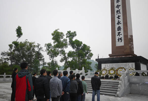 2013-4-8 市残联团支部积极开展缅怀革命先烈活动