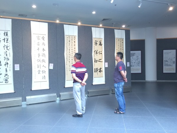 参观五邑传统家规家训书法作品展.
